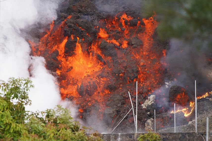 Fuerte explosión de fuego anuncia salida de lava en Cumbre Veja, La Palma, Canarias.