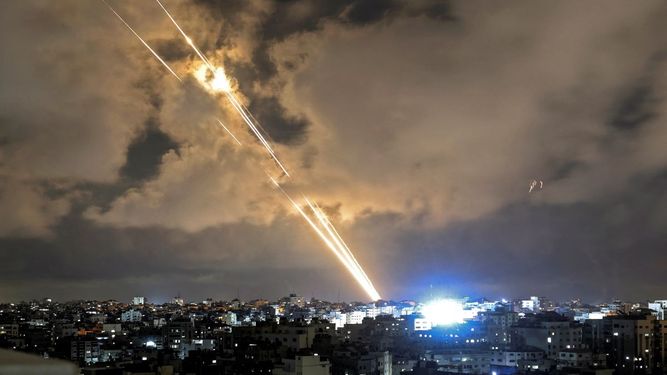 Hamás lanza cohetes hacia Israel desde la ciudad de Gaza, controlada por el movimiento palestino Hamas.