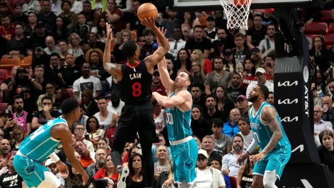 Jamal Cain (8), del Heat de Miami, dispara sobre Gordon Hayward (20), de los Hornets de Charlotte, durante la segunda mitad del juego de baloncesto de la NBA, el miércoles 13 de diciembre de 2023, en Miami.&nbsp;