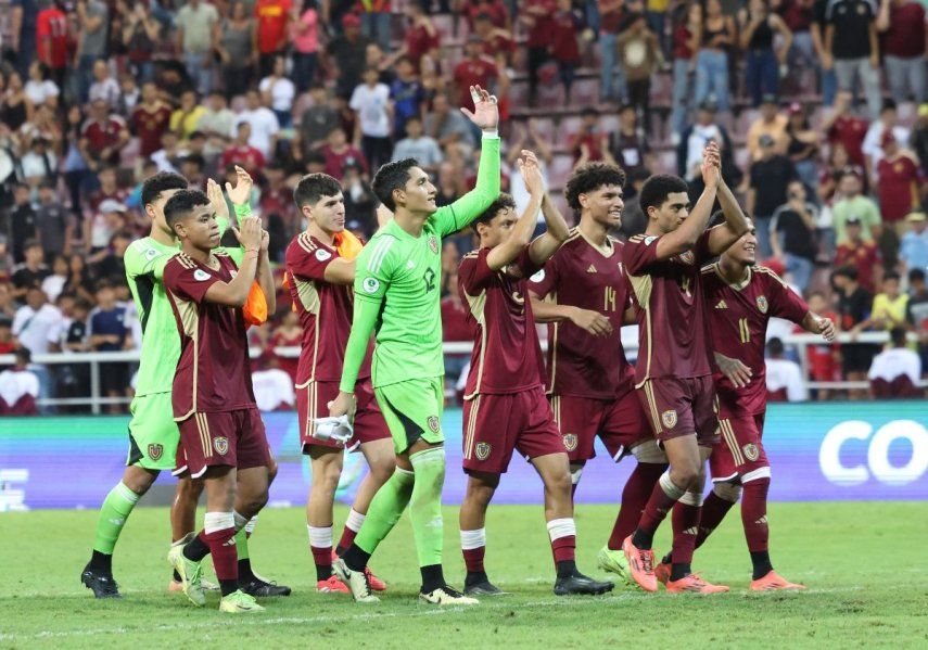 Jugadores de Venezuela saludan a la fanaticada luego de vencer a Perú en el Sudamericano Sub-20, el 25 de enero de 2025.