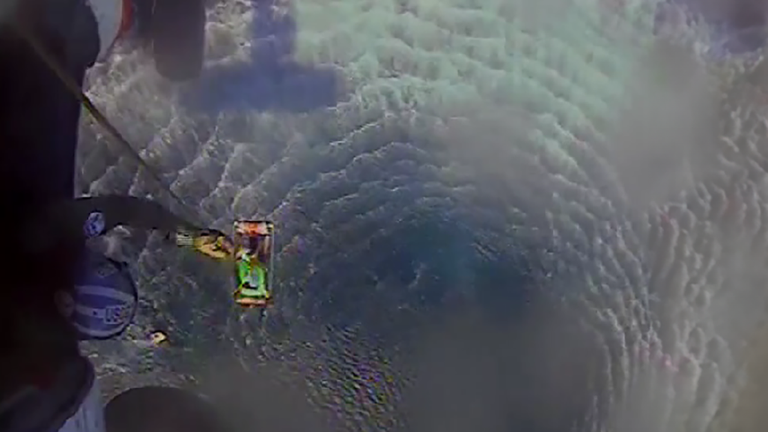 Captura de video del momento en que dos personas y su perro son rescatados de las aguas en la costa oeste de Florida.