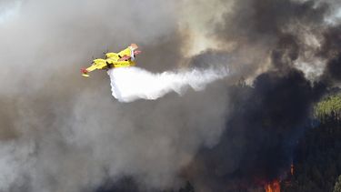 &nbsp;Un hidroavión descarga agua sobre un&nbsp;incendio&nbsp;forestal declarado en Bracal, Abrantes (Portugal), en donde 670 bomberos, 213 vehículos y 7 helicópteros intentan sofocar las llamas.