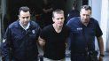 Policías griegos escoltan a Alexander Vinnik, un ruso acusado de cometer fraudes vía bitcoins, arrestado en Salónica, Grecia, el 4 de octubre de 2017. Policías griegos escoltan a Alexander Vinnik, un ruso acusado de cometer fraudes vía bitcoins, arrestado en Salónica, Grecia, el 4 de octubre de 2017.