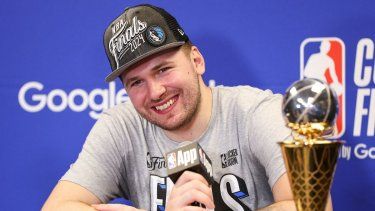 El escolta de los Mavericks de Dallas, Luka Doncic, sonríe durante una conferencia de prensa después de la victoria del equipo sobre los Timberwolves de Minnesota en el Juego 5 de las finales de la Conferencia Oeste de baloncesto de la NBA, el jueves 30 de mayo de 2024, en Minneapolis.&nbsp;