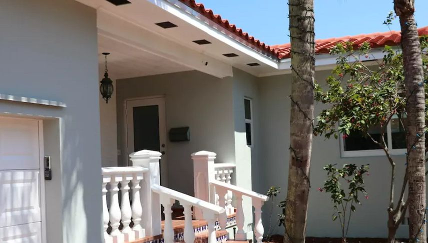 Vista de una casa vinculada con la plataforma de Airbnb en Florida.