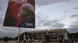 Un partidario de Luiz Inácio Lula da Silva lleva un cartel que dice en portugués Libertad para Lula en Brasilia, el martes 25 de junio del 2019.