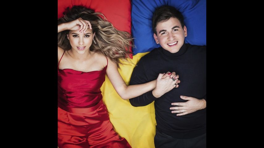 En esta imagen difundida por Sony Music México, el arte para el sencillo Quedito de Caztro con Paulina Goto.&nbsp;