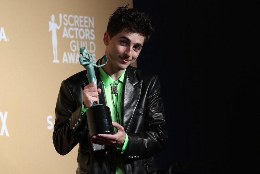El actor franco-estadounidense Timothée Chalamet posa en la sala de prensa con el premio a la mejor interpretación de un actor masculino en un papel principal en una película por A Complete Unknown durante la 31.ª edición de los premios del Sindicato de Actores de Cine en el Shrine Auditorium de Los Ángeles, el 23 de febrero de 2025.&nbsp;
