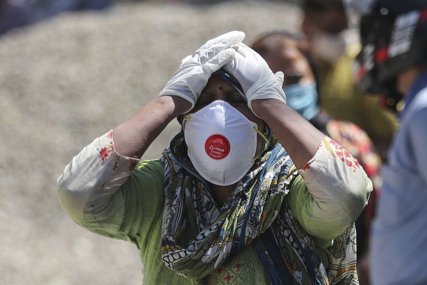 Un familiar de una persona fallecida a causa del coronavirus se lleva las manos a la cabeza en un crematorio en Jammu, India, el 25 de abril de 2021.&nbsp;