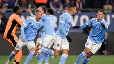 Jugadores del New York City FC celebran luego de vencer al Revolution de Nueva Inglaterra en un partido de la MLS