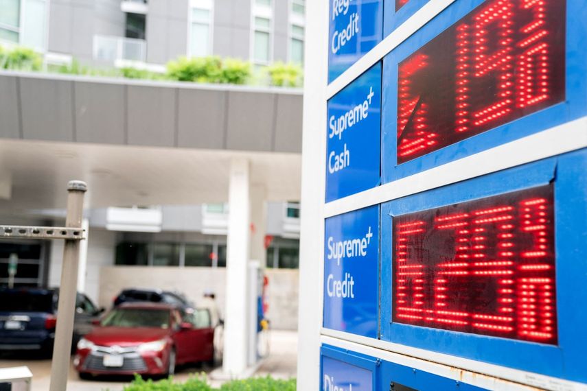 Los precios de la gasolina continúan en aumento en Estados Unidos.