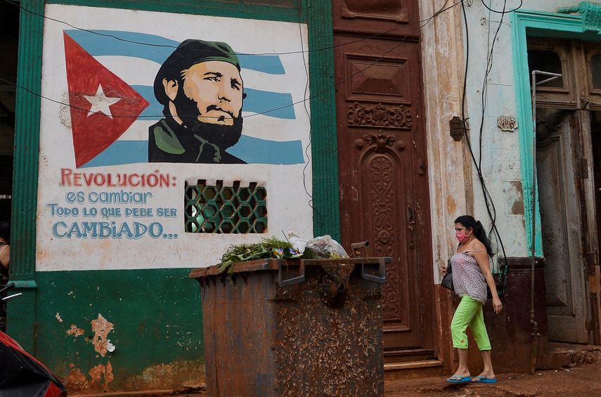 Una mujer camina cerca de una pancarta que representa al fallecido líder cubano Fidel Castro en La Habana.&nbsp;