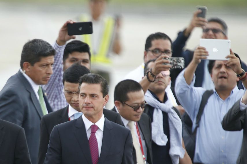 Reporteros toman fotos con sus celulares al presidente de México, Enrique&nbsp;Peña&nbsp;Nieto.