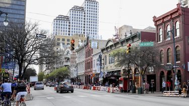 Vista general de la calle Seis durante el South By Southwest en Austin, Texas.