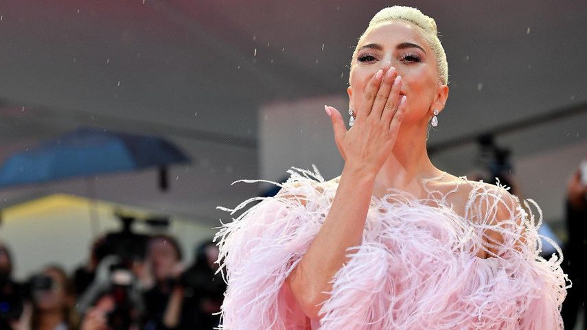 Olivia Colman, Emma Stone, Natalie Portman o Dakota Johnson pasearon por Venecia defendiendo sus personajes, pero sin duda la estrella más esperada y la más fotografiada fue Lady Gaga.