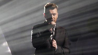 El cantante británico Sam Smith interpretó su gran éxito Stay With Me. (AP).