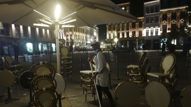 El gerente de un bar cierra la terraza en Lille, Francia, el martes 29 de septiembre de 2020.