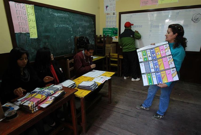 Jurados electorales en el momento que se inició el escrutinio electoral tras ocho horas de votación para elegir a nueve gobernadores y 339 alcaldes bolivianos. Foto EFE.