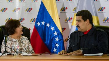 El gobernante venezolano Nicolás&nbsp;Maduro&nbsp;(d), y la presidenta del Consejo Nacional Electoral, Tibisay&nbsp;Lucena, durante un acto en el CNE.