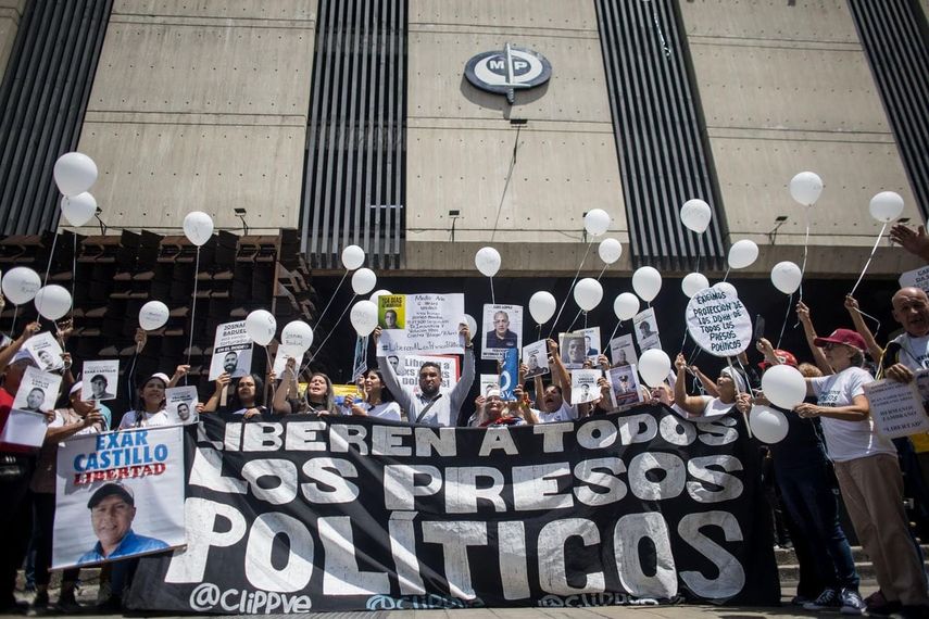 Familiares, activistas y defensores de DDHH cerraron ruta por la justicia y la libertad de los presos políticos en la sede del Ministerio Público, en el centro de Caracas, este 28 de febrero