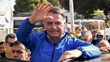 El expresidente de Brasil Jair Bolsonaro, en pleno juicio, saluda a sus seguidores durante una reunión con motociclistas durante la Capital Moto Week en Brasilia el 29 de julio de 2025.