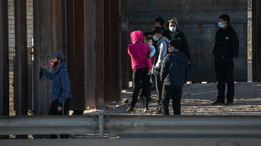 Migrantes intentado cruzar la frontera de México a Estados Unidos&nbsp;