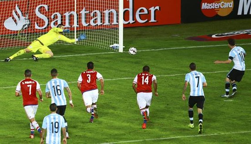 Messi había puesto el 2-0 para Argentina, pero al final todo se esfumó. (EFE)