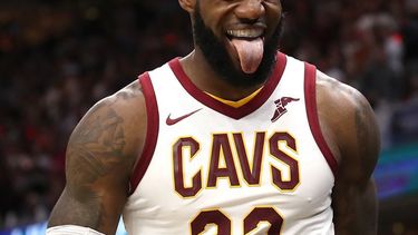 James comenzó la temporada de buena forma al anotar 29 puntos y bajar 16 rebotes.