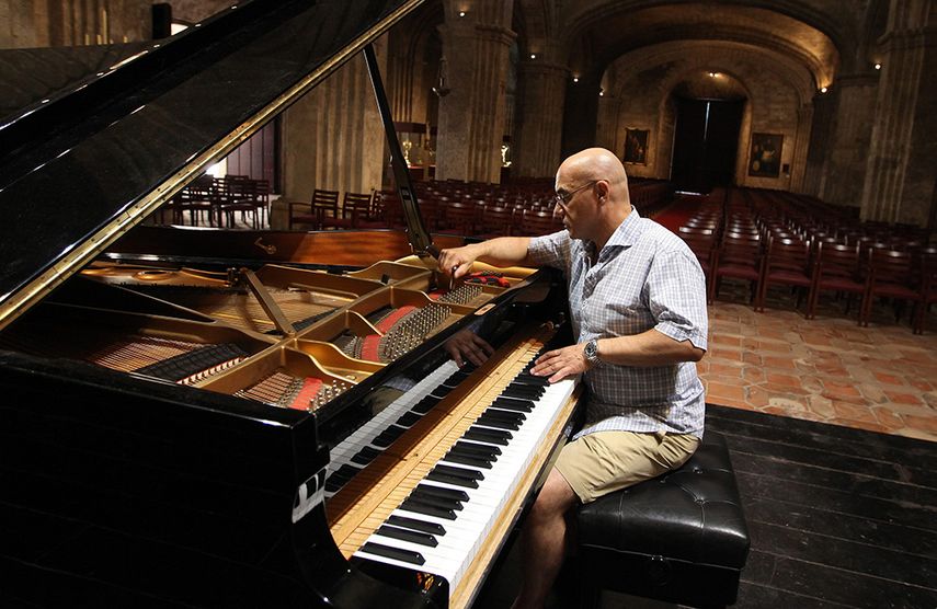 Un afinador revisa un piano Steinway & Sons. (EFE) 
