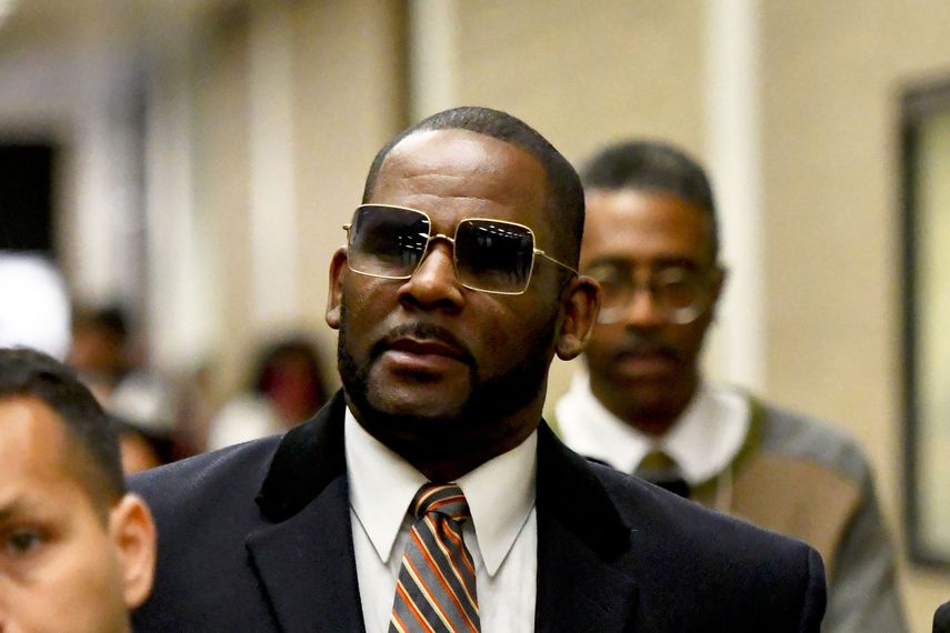 R. Kelly sale del Centro Daley tras una audiencia en su caso de manutención infantil, el 8 de mayo de 2019, en Chicago. El 23 de febrero se sabrá la segunda sentencia del cantante.