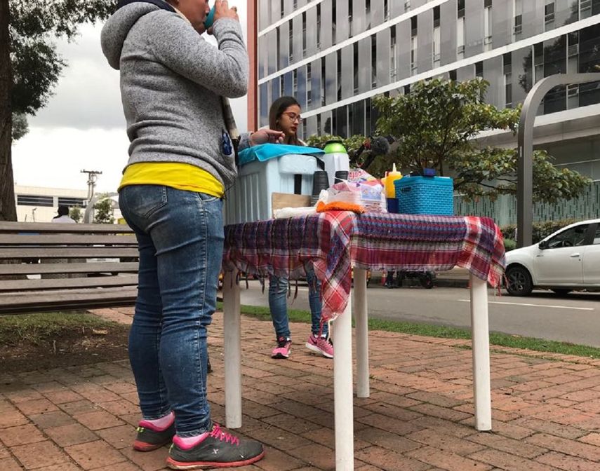 Esta vendedora callejera, que no quiso indentificarse, es una venezolana que se gana el sustento diario en medio de grandes dificultades en la capital colombiana.