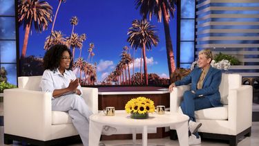 En esta fotografía proporcionada por Warner Bros., la anfitriona del programa de tertulia Ellen DeGeneres con la invitada Oprah Winfrey durante la grabación de The Ellen DeGeneres Show en los estudios Warner Bros. en Burbank, California el 26 de abril de 2022. DeGeneres se despedirá de su programa matutino tras 19 años al aire el 26 de mayo de 2022.