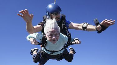 En esta imagen, proporcionada por Daniel Wilsey, se muestra a Dorothy Hoffner, de 104 años, durante un salto en paracaídas en tandem con Derek Baxter que la convirtió en la persona más mayor del mundo en hacerlo, el 1 de octubre de 2023, en Skydive Chicago, en Ottawa, Illinois.&nbsp;