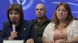 Griselda Heredia (derecha), madre de Nahuel Agustín Gallo, miembro de la Gendarmería argentina detenido en Venezuela, escucha a la ministra de Seguridad de Argentina, Patricia Bullrich, durante una conferencia de prensa en Buenos Aires el 27 de diciembre de 2024.