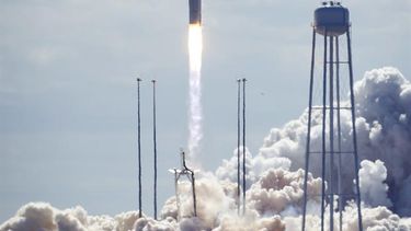 El cohete Antares que porta la cápsula robótica Cygnus durante su despegue de la base de la NASA en Wallops Island (Virginia, EE UU)  el pasado 18 de septiembre. (EFE)