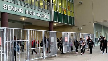 Alumnos ingresan a la escuela Senior High School.