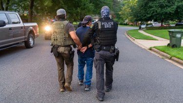 Oficiales detienen a un objetivo criminal extranjero en el norte de Virginia.