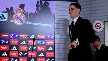 El nuevo portero español del Real Madrid, Kepa Arrizabalaga, llega para su presentación oficial en la Ciudad Deportiva de Valdebebas en Madrid el 15 de agosto de 2023. &nbsp;