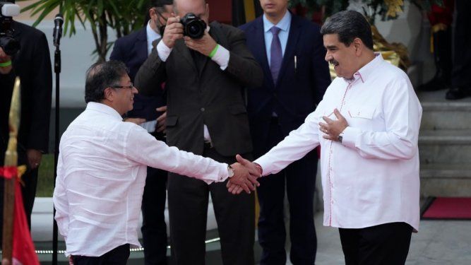 El presidente de Colombia, Gustavo Petro, a la izquierda, le da la mano del dictador de Venezuela, Nicolás Maduro, en las escaleras de Miraflores, en Caracas, Venezuela, el martes 1 de noviembre de 2022.&nbsp;