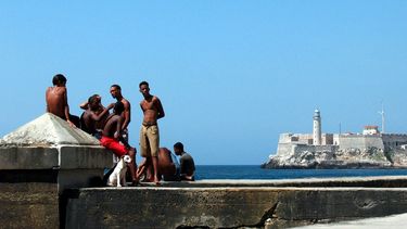 La insularidad tiene un peso muy grande en la vida de los cubanos, no solo el hecho de ser isleños, sino vivir en una isla donde viajar es obsesión por el sentimiento de encierro que se vive.&nbsp;