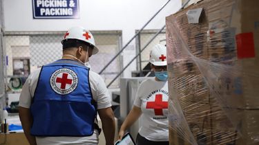 Voluntarios de la Cruz Roja revisan las 40 toneladas  de ayuda humanitaria que llegaron a Venezuela.  