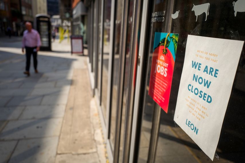 Un letrero en la ventana de un punto de venta de alimentos de León alerta a los clientes que la tienda ha cerrado temporalmente debido al COVID-19, en Londres el 12 de agosto de 2020.