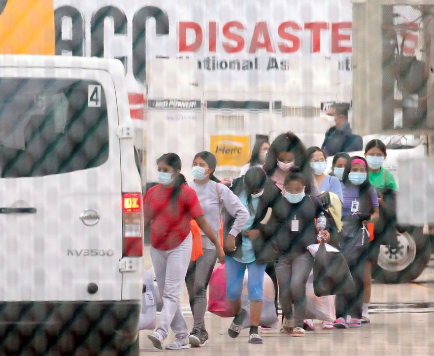 Adolescentes se suben a un vehículo que las transportará a una instalación de la Asociación Nacional de Iglesias Cristianas de Houston que aloja a migrantes menores de edad, en foto del 17 de abril del 2021.