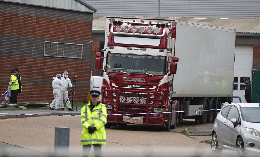 La polic&iacute;a brit&aacute;nica inspecciona el cami&oacute;n donde fueron encontraros los cad&aacute;veres de 39 personas, presuntamente migrantes chinos, en Thurrock, Inglaterra, el 23 de octubre del 2019.&nbsp;