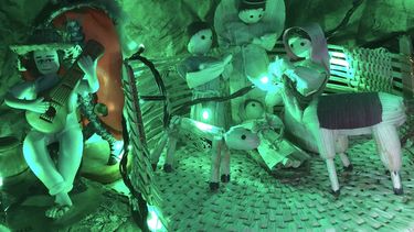 Una escena de un nacimiento de Bolivia hecho con hojas de ma&iacute;z es desplegado en la casa de Miriam Valencia en Lima, Per&uacute;, el lunes 23 de diciembre de 2019.&nbsp;