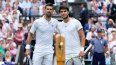 Novak Djokovic (izquierda) y Carlos Alcaraz posan previo a la final del torneo de Wimbledon, el domingo 16 de julio de 2023, en Londres.&nbsp;