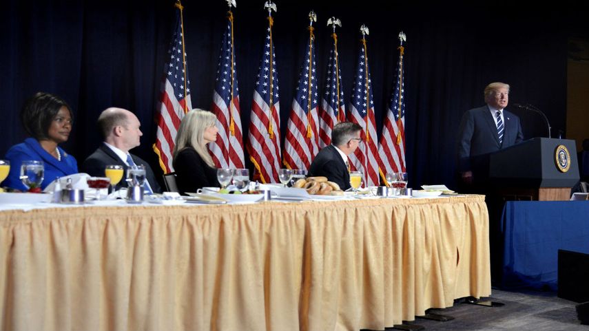 El presidente Donald&nbsp;Trump ofrece un discurso durante el Desayuno Nacional de Oración, en Washington