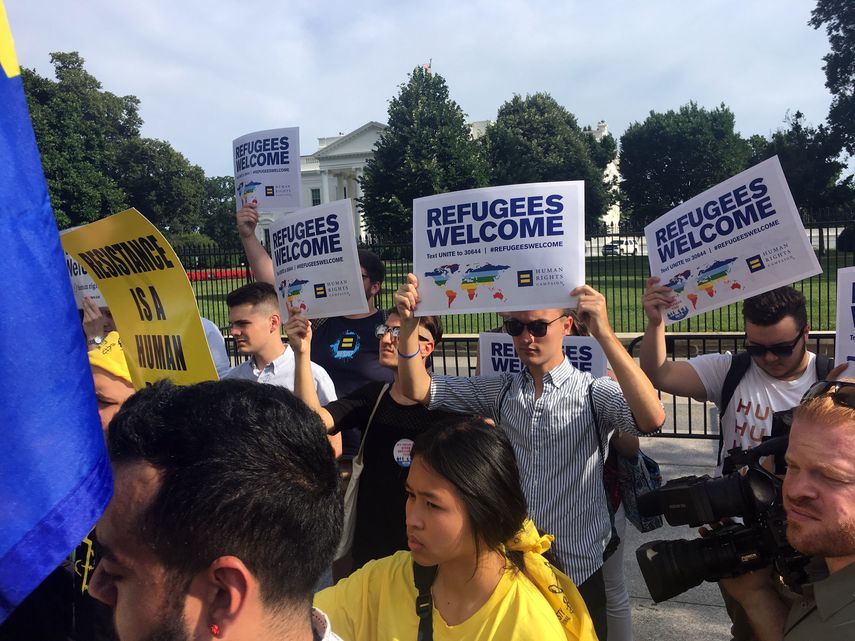 Decenas de activistas protestaron contra el presidente Donald Trump, y su política migratoria y de refugiados frente a la Casa Blanca con ocasión del Día Internacional de los Refugiados.