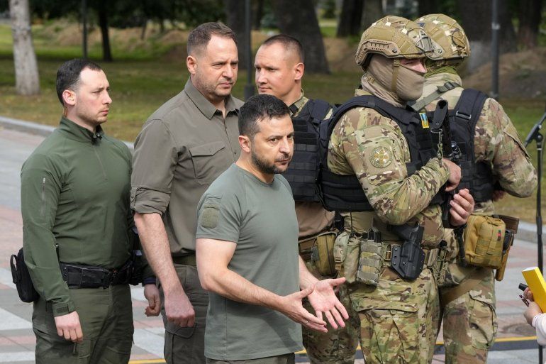 El presidente ucraniano Volodymyr Zelenskyy, al centro, gesticula tras ofrecer una conferencia de prensa el viernes 9 de septiembre de 2022, en Kiev, Ucrania. 