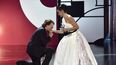 El cantante Bono besa la mano de la actriz española Penélope Cruz, quien acaba de recibir el Premio Donostia en la 67ma edición del Festival de Cine de San Sebastián, en San Sebastián, España, 27 de septiembre de 2019.